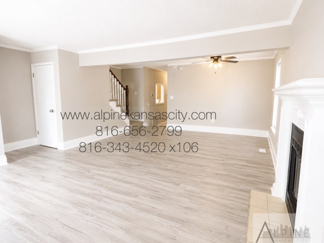 Building Photo - Spacious, 2 Car Garage! Great Location!