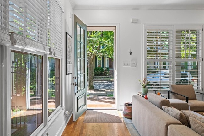 Foto del edificio - 556 Rienzi Dr