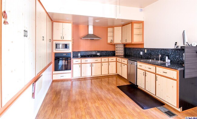 Building Photo - 2069 Lilac Ln