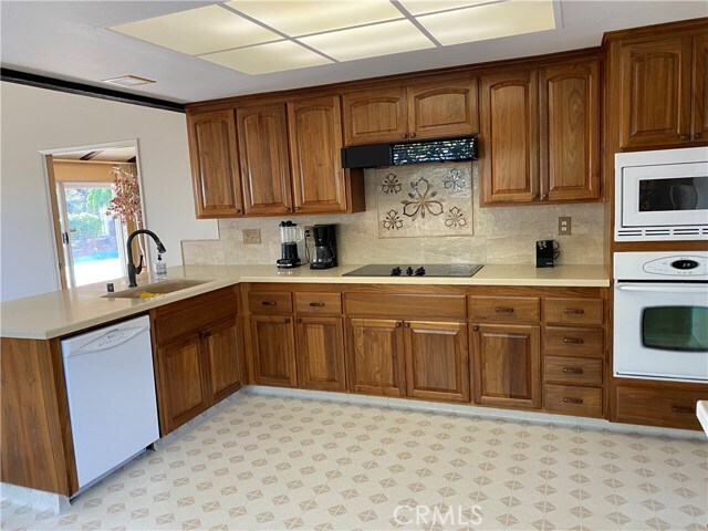 Building Photo - 320 E Country Hills Dr