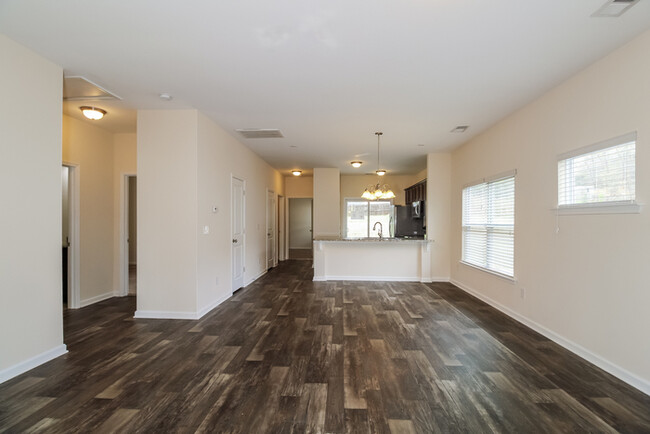 Building Photo - Great 3 Br/ 2 Bath Home off Broad River Ro...