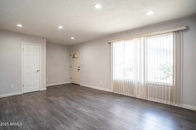 Foto del edificio - 3844 W Lupine Ave