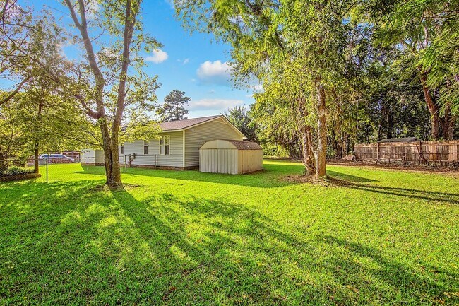 Building Photo - Updated Home Close to Liberty (6mins)