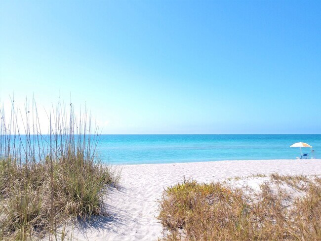 Building Photo - Seasonal Penthouse Unit located on Venice Island!