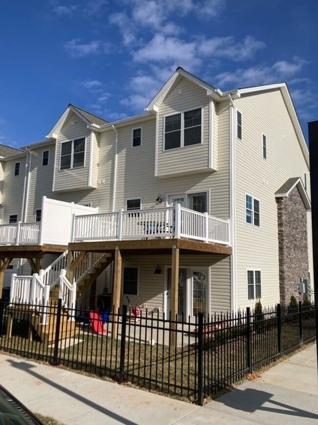 Building Photo - Luxury Rental The Townes at Congers Creek