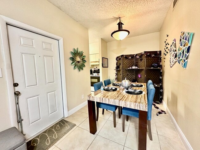 Foto del edificio - 661 Cypress Lake Blvd