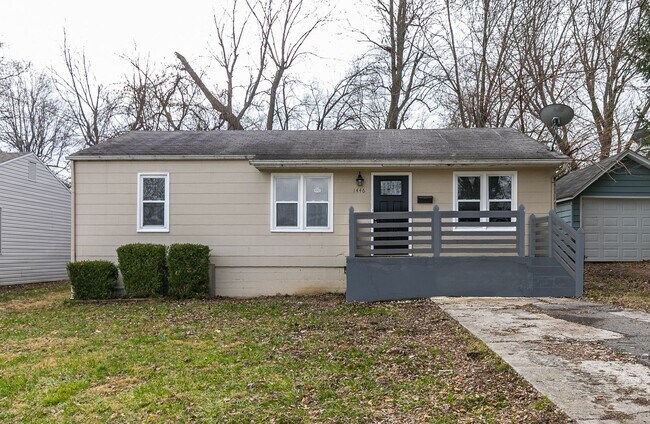 Foto del edificio - REMODELED 3 bedroom | 1 bathroom | Fenced Backyard Home in a Quiet Neighborhood! We Welcome Pets!