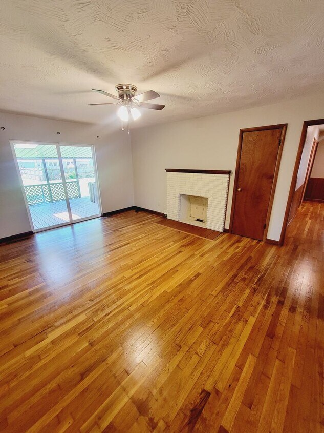 Primary Photo - Mercy Hospital Area - 4 Bedrooms w/ Lots o...
