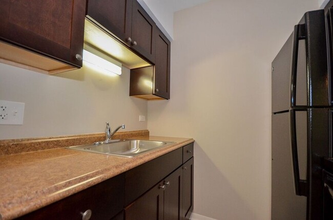 Building Photo - Charming 2-Bed, 1-Bath Apartment in the He...