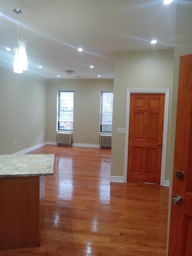 Foto del edificio - 371 E 31st St