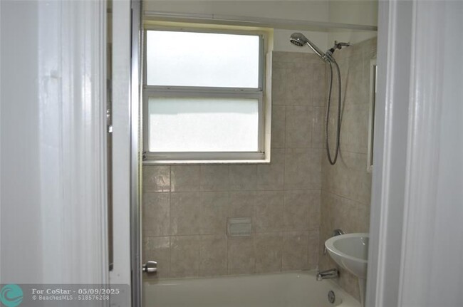 Building Photo - 6532 SW 26th St