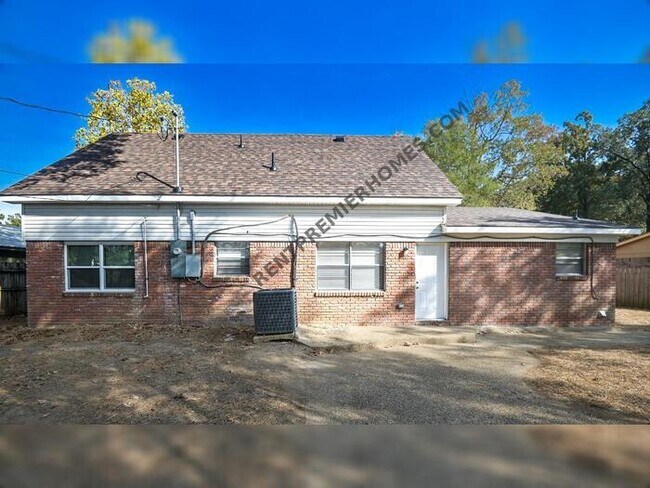 Building Photo - 5911 Chaucer Ln