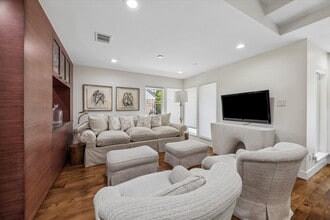 Building Photo - 623 Pinehaven Dr