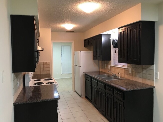 Building Photo - Great 3 Bedroom Home