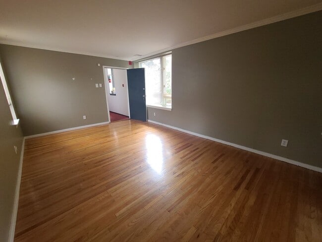 Building Photo - Large, bright 1 bedroom -  AVAILABLE JULY 1