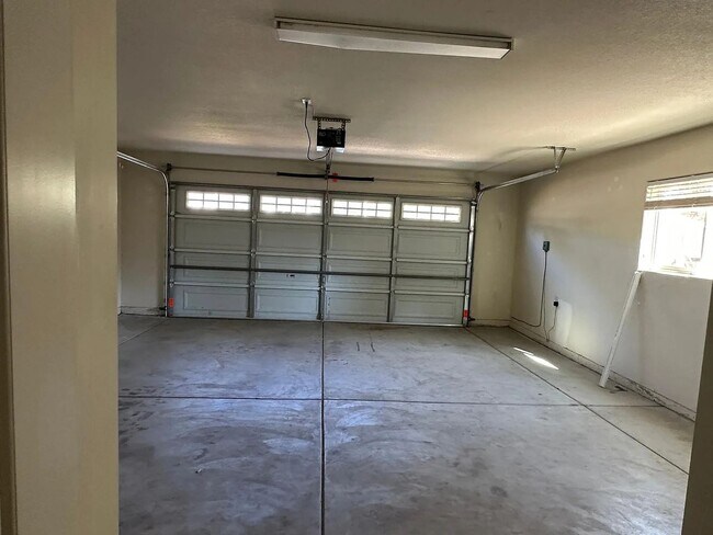 Foto del edificio - A beautiful property available May 1st
