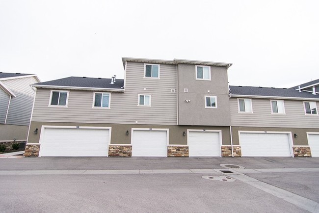 Building Photo - Gorgeous Townhome with Attached Garage!