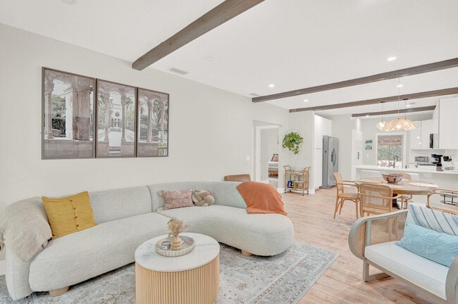 Foto del edificio - 727 Fernwood Dr