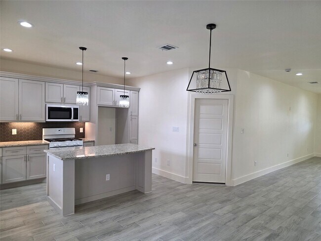 Foto del edificio - 2142 De Soto St