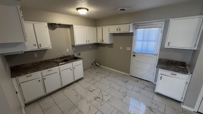 Foto del edificio - 4264 Double Tree St
