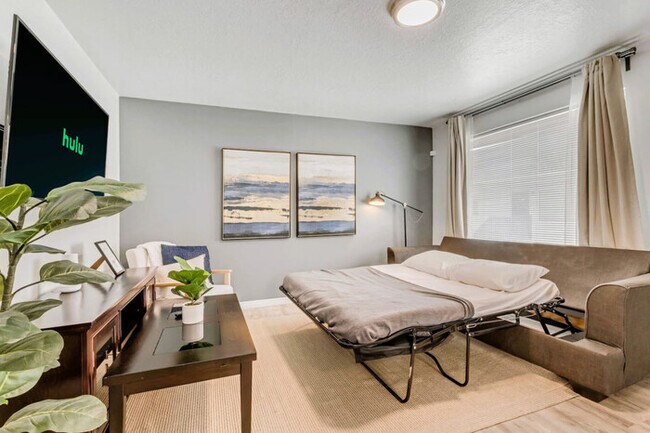 Foto del edificio - King Bed - Fast WiFi -  Sugarhouse Health ...