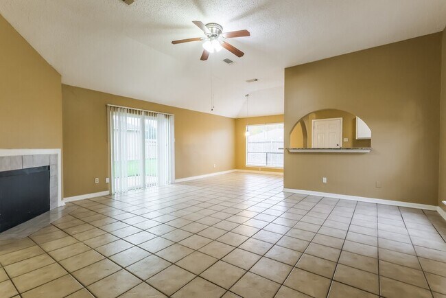 Foto del edificio - 2215 Hazyknoll Ln