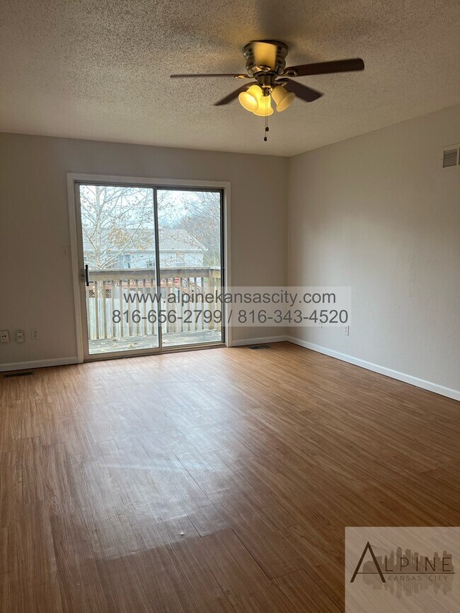 Building Photo - Spacious Northland Duplex, 2 Car Garage