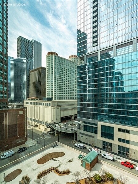Building Photo - 440 N McClurg Ct