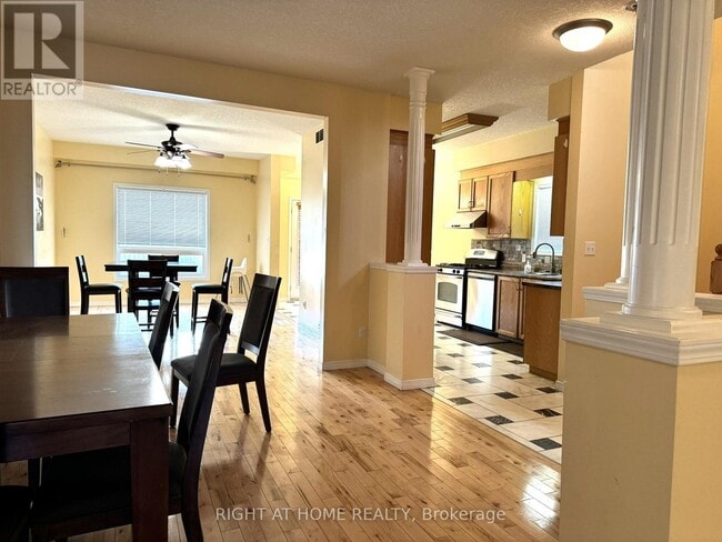 Building Photo - 252 Lemon Grass Crescent