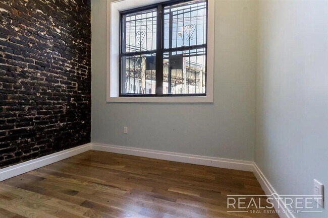 Foto del edificio - Sunny 3-Bedroom | 1.5 Bath in Prime Ridgewood – Steps to M & L Trains!