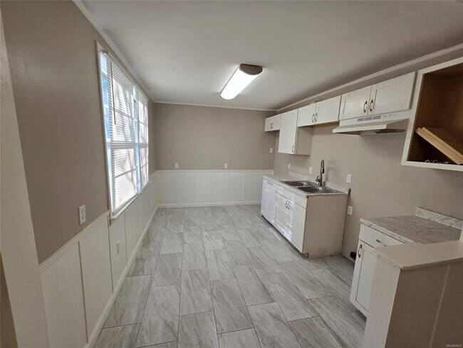 Building Photo - 3540 Farwood Dr