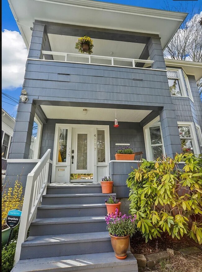 Building Photo - 4757 Thackeray Pl NE