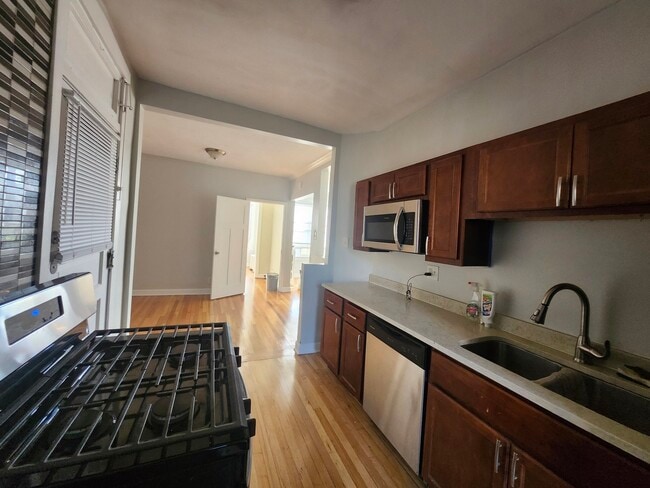 Building Photo - 416 E 110th St