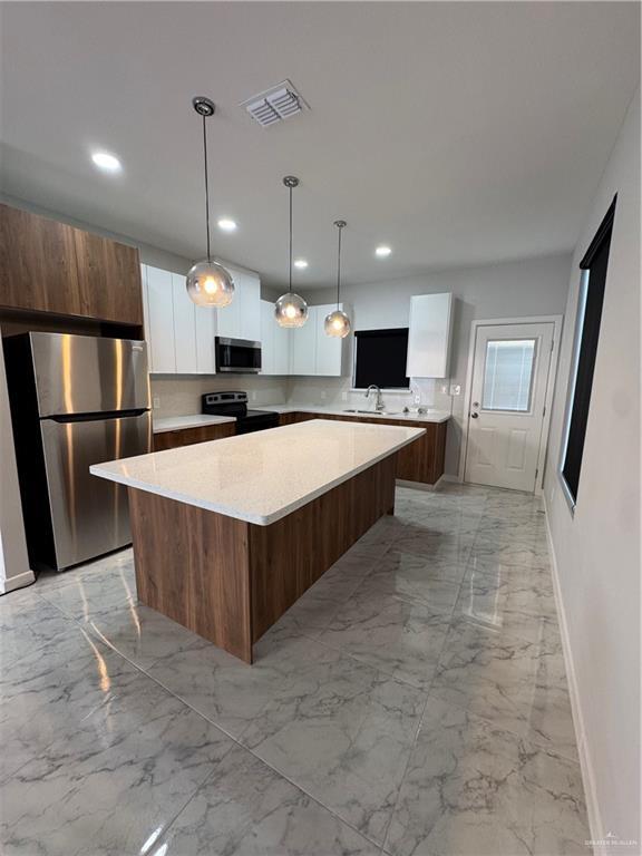 Building Photo - 10 Selena St