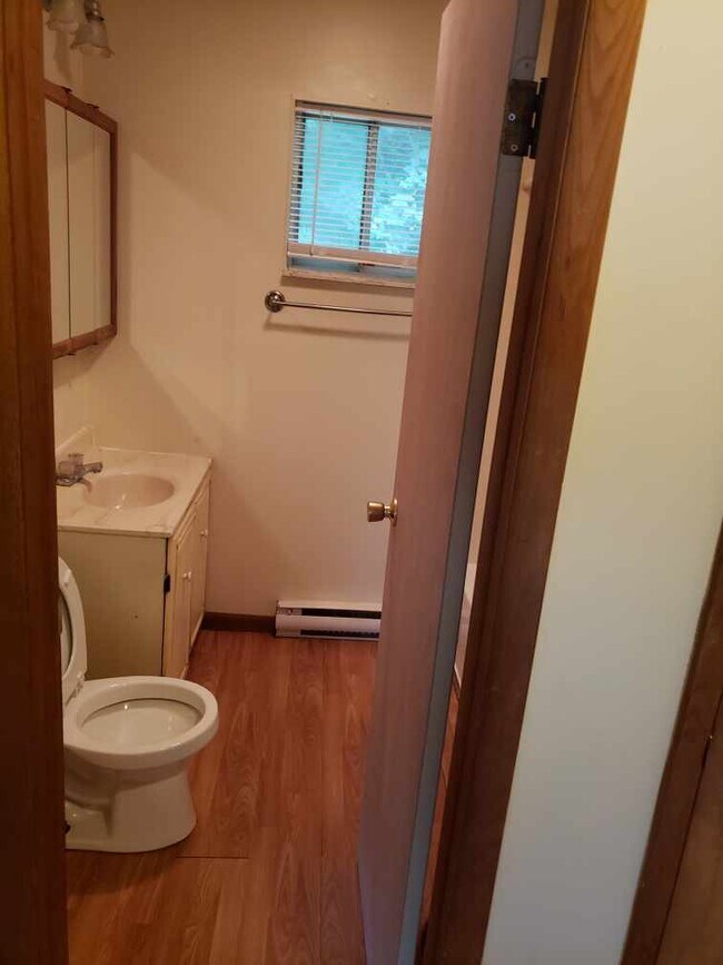 Bath - 1209 Middletown Rd