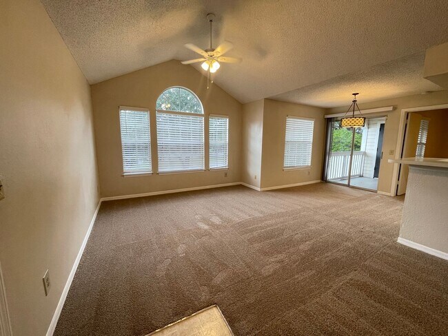 Foto del edificio - 2br/2ba Tradewinds Condo with Black Applia...