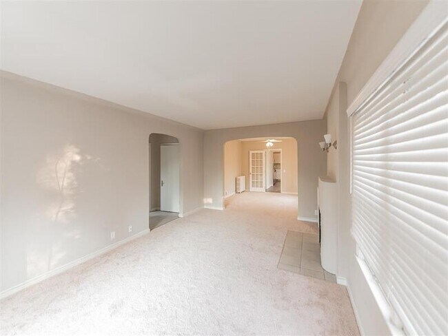 Building Photo - 734 Summit Ave