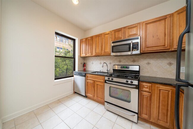 Building Photo - 221 Pavonia Ave