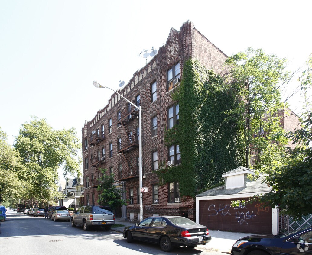 Primary Photo - East 3rd Street Court