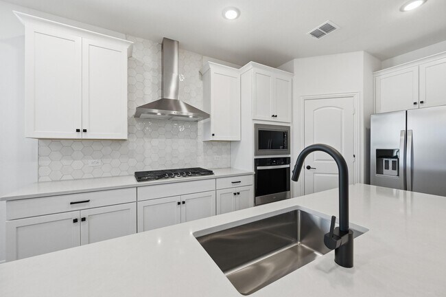 Building Photo - 765 Brozgold Ave