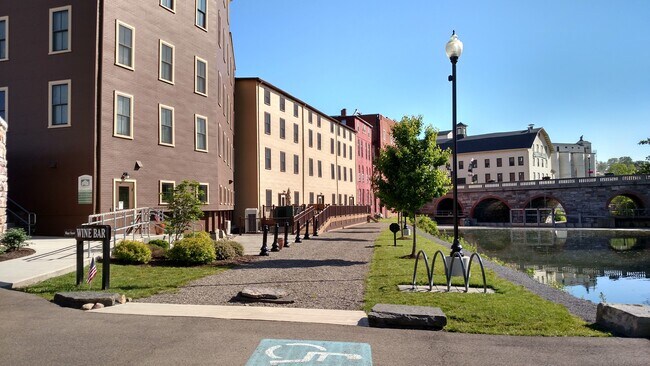 Vista de Birkett Landing: Outlet Side - 130 Water St