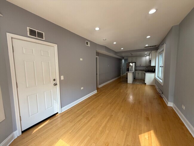 Foto del edificio - 2449 N Ridgeway Ave