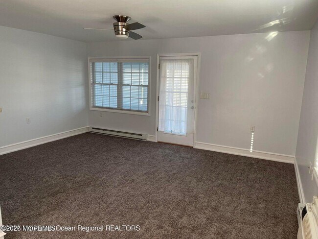 Foto del edificio - 393 Chesterfield Ct