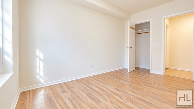 Building Photo - Spacious 2BR with Oversized Living Room in Astoria