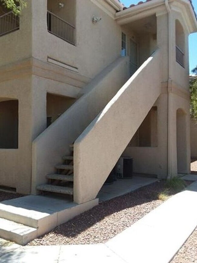 Foto del edificio - Upstairs 2 br unit in gated community with pool/spa/bbq area