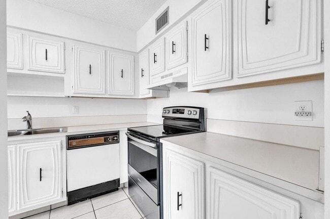 Photo - Beautiful 2 bedroom 2 bath in Delray - Desired 55+ community House