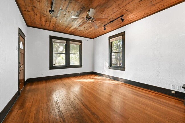Foto del edificio - 5112 Caswell Ave