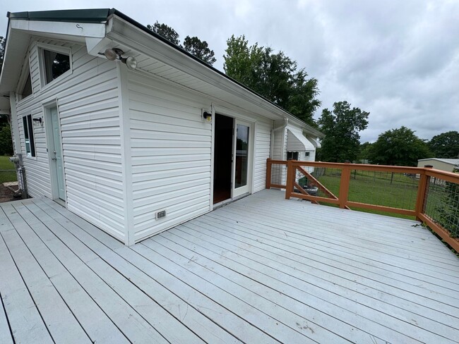 Building Photo - 105 N Lake Dr