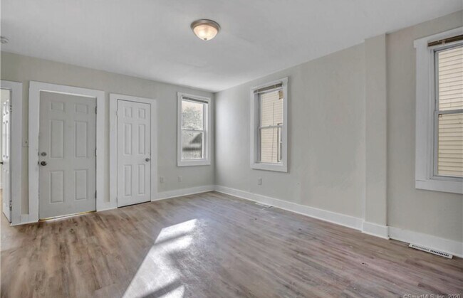 Building Photo - 708 Orchard St