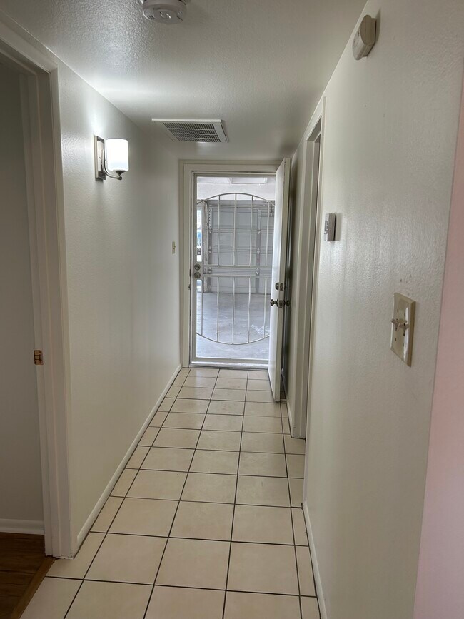 Pasillo al garaje - 10464 W Oakmont Dr